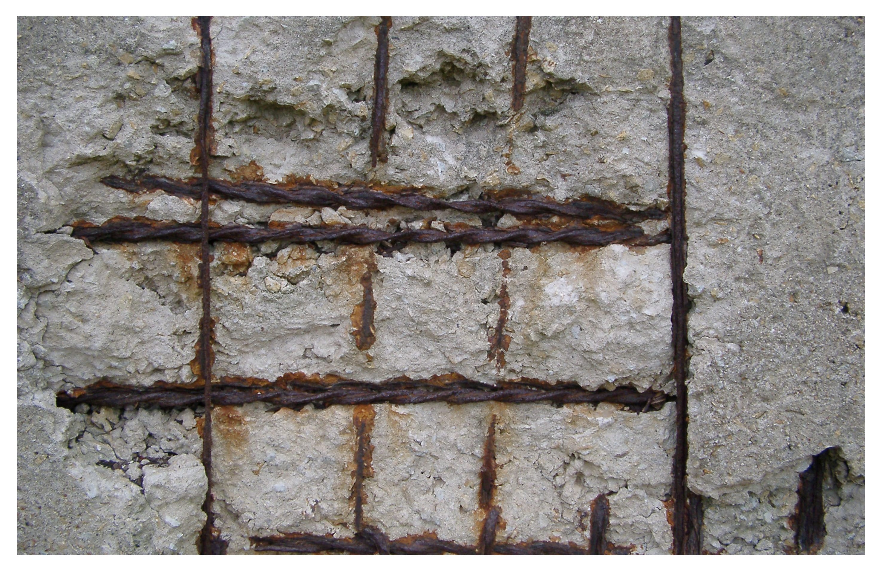 Следы трещины. Карбонизация арматуры в бетоне. Коррозия выщелачивания бетона. Разрушение защитного слоя бетона с оголением арматуры. Электрокоррозия бетона.